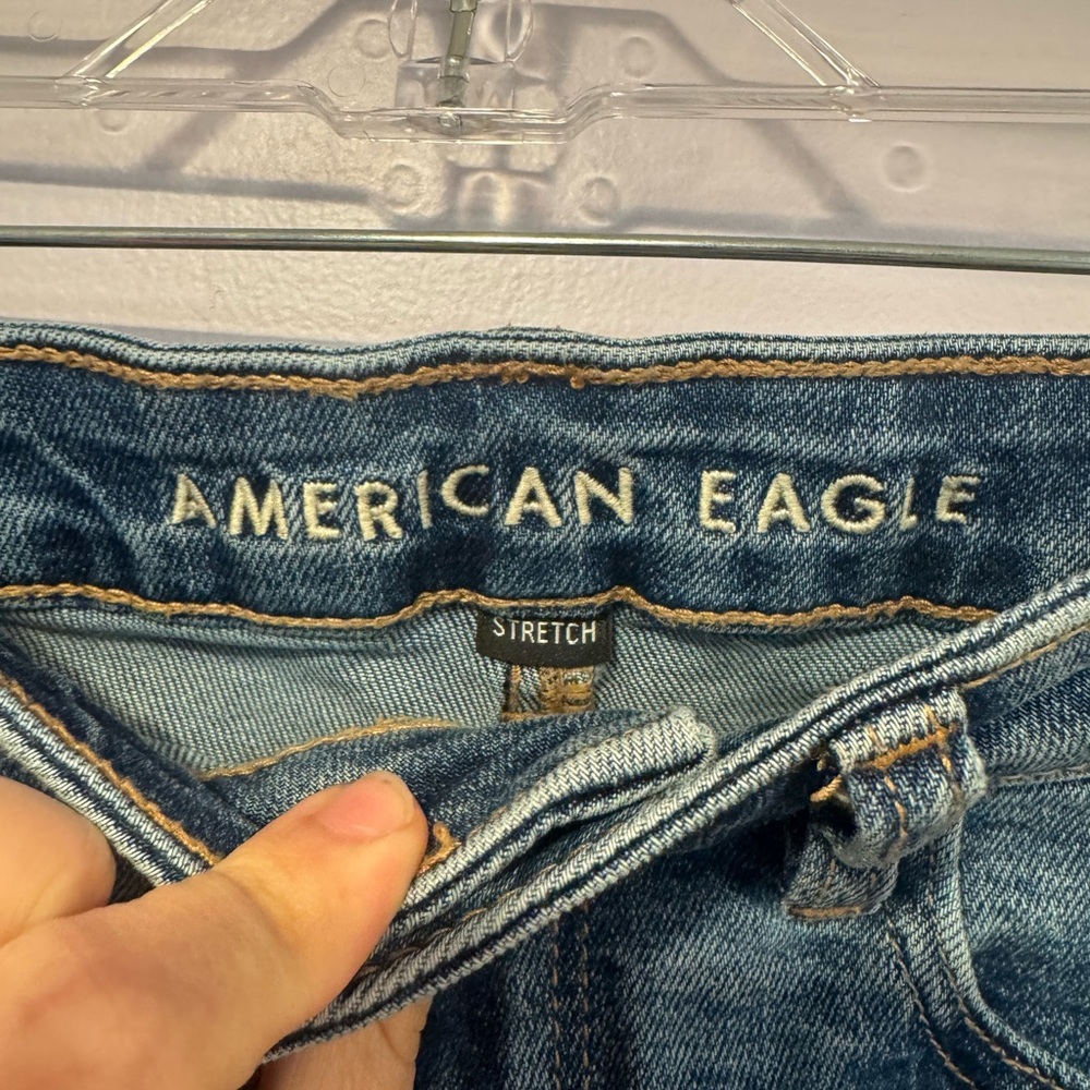 American Eagle medium wash mom jean - Picture 2 of 5